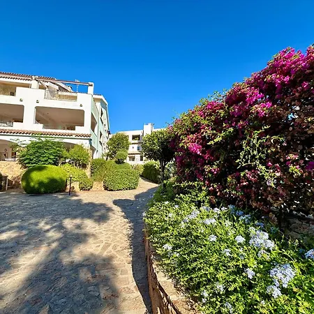Isa - With Swimming Pool In Apart-hotel 3*