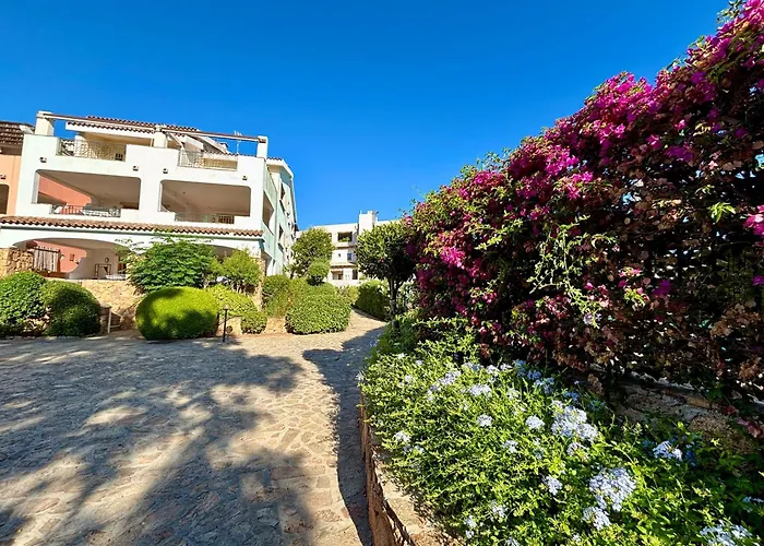 Isa - With Swimming Pool In Apart Otel 4*